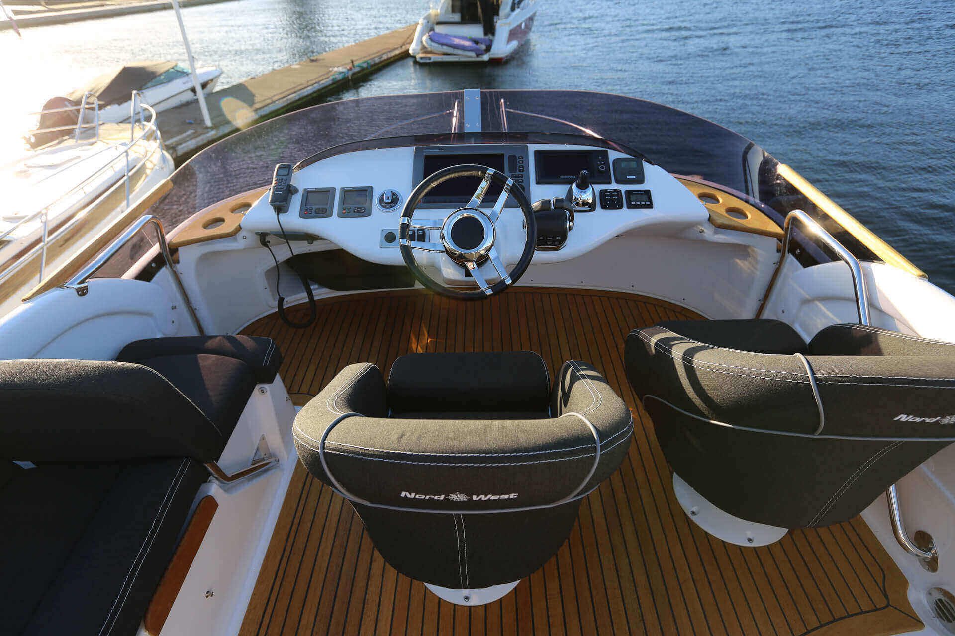 NordWest 370 için ön flybridge pleksi rüzgarlık