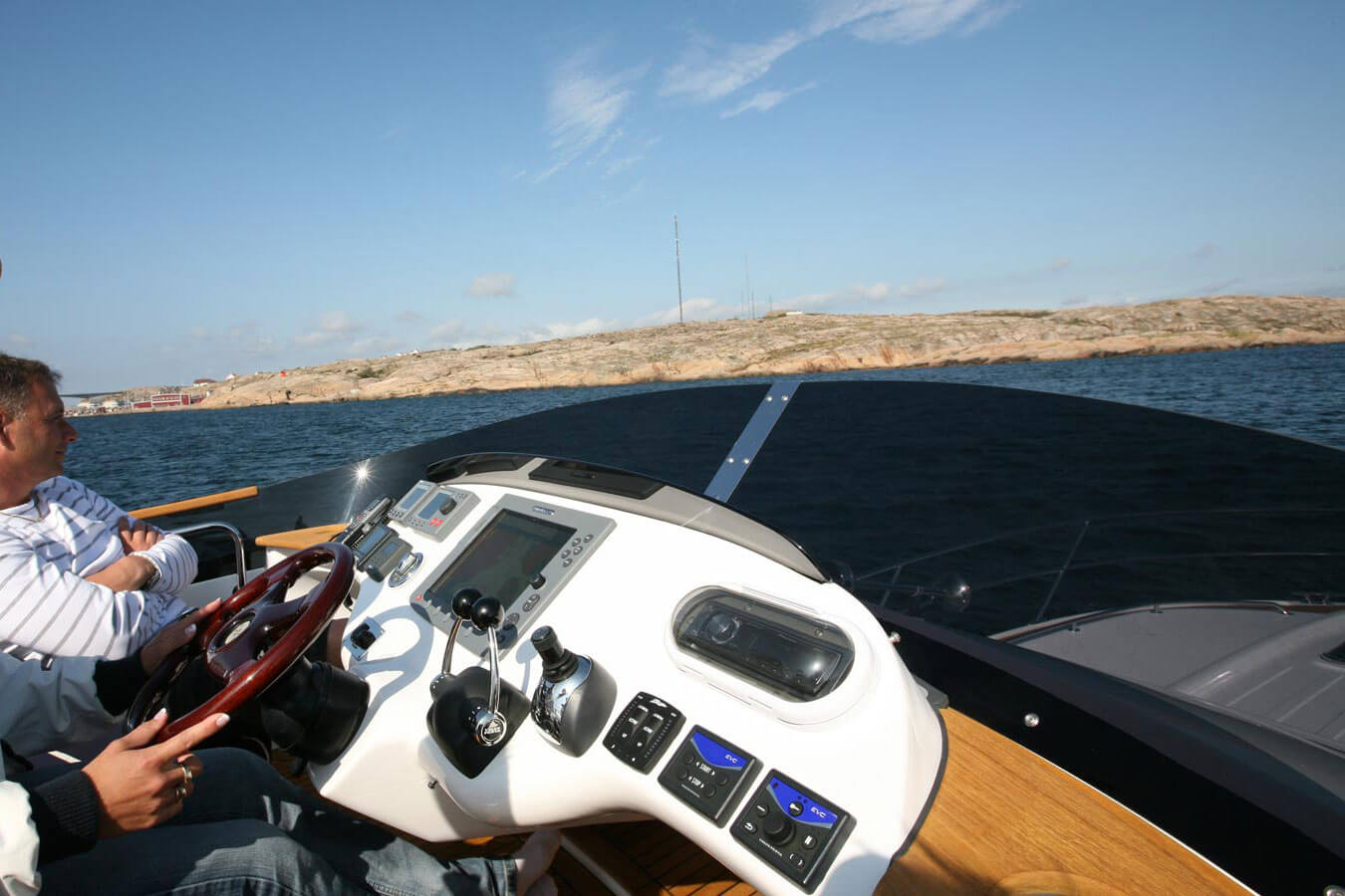NordWest 420 için ön flybridge pleksi rüzgarlık